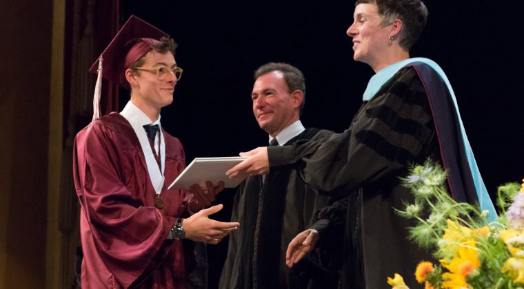 Melinda Bihn remet son diplôme de fin d’études à un lycéen du lycée international franco américain de San Francisco, le 3 juin 2017.