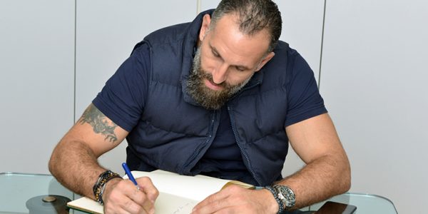 Fadi El Khatib signe le livre d’or