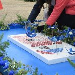 Dépot-des-bleuets-sur-la-stèle-des-écoles