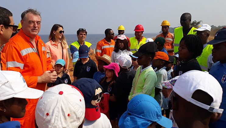 François Pujolas, ambassadeur de France, avec les élèves de l’école Mlf-Perenco, Muanda