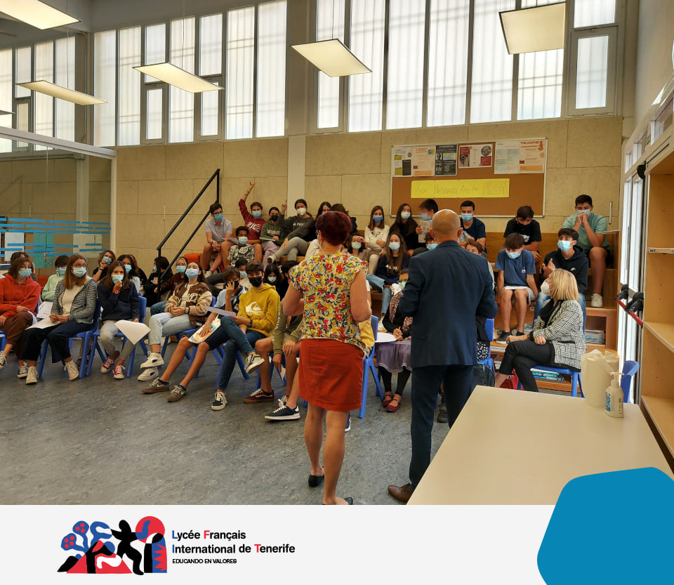 Pascale Toscani, experte en neurosciences, intervenant auprès des élèves du lycée français de Tenerife.