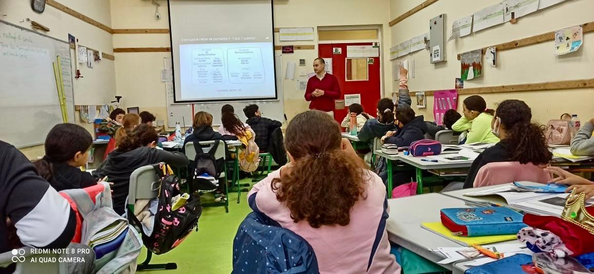 élèves du Lycée Français d'Alexandrie  écoutant l'intervention de Thibault Van Den Bossch pour la semaine des médias et la semaine de la francophonie